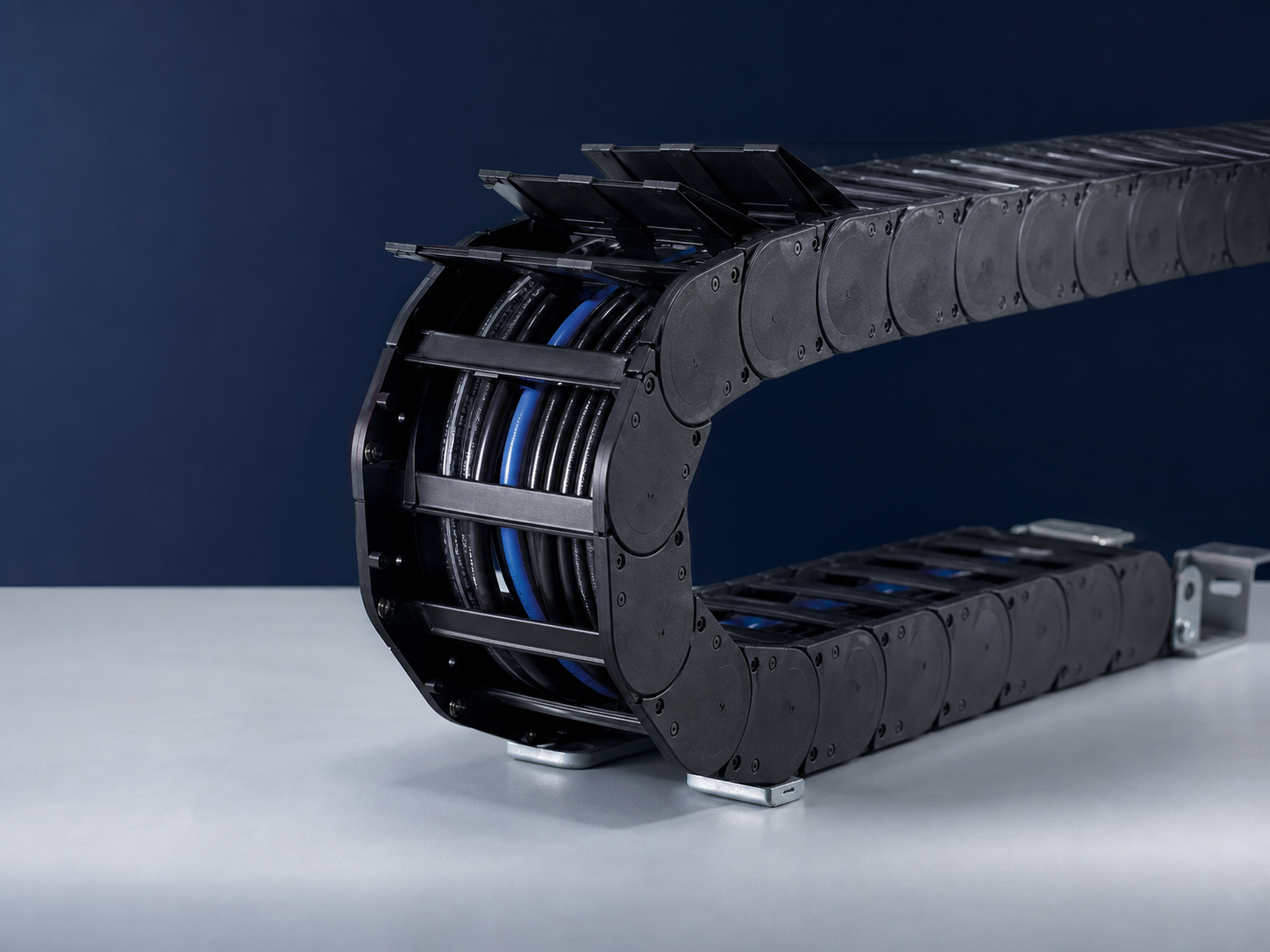 Industrial drag chain with flexible cables